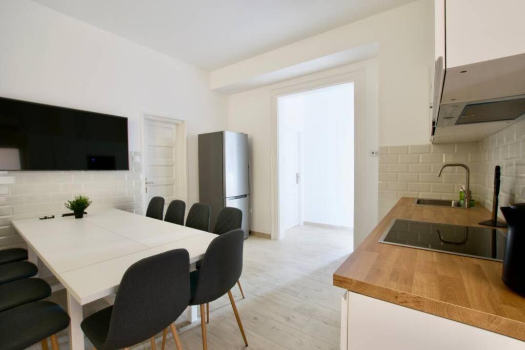 Premium Apartment By Hi5 - Astoria 4 Bedroom Budapest Eksteriør billede