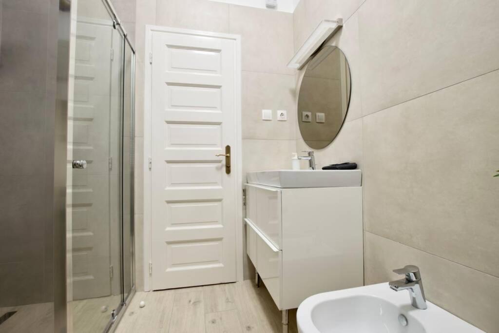 Premium Apartment By Hi5 - Astoria 4 Bedroom Budapest Eksteriør billede